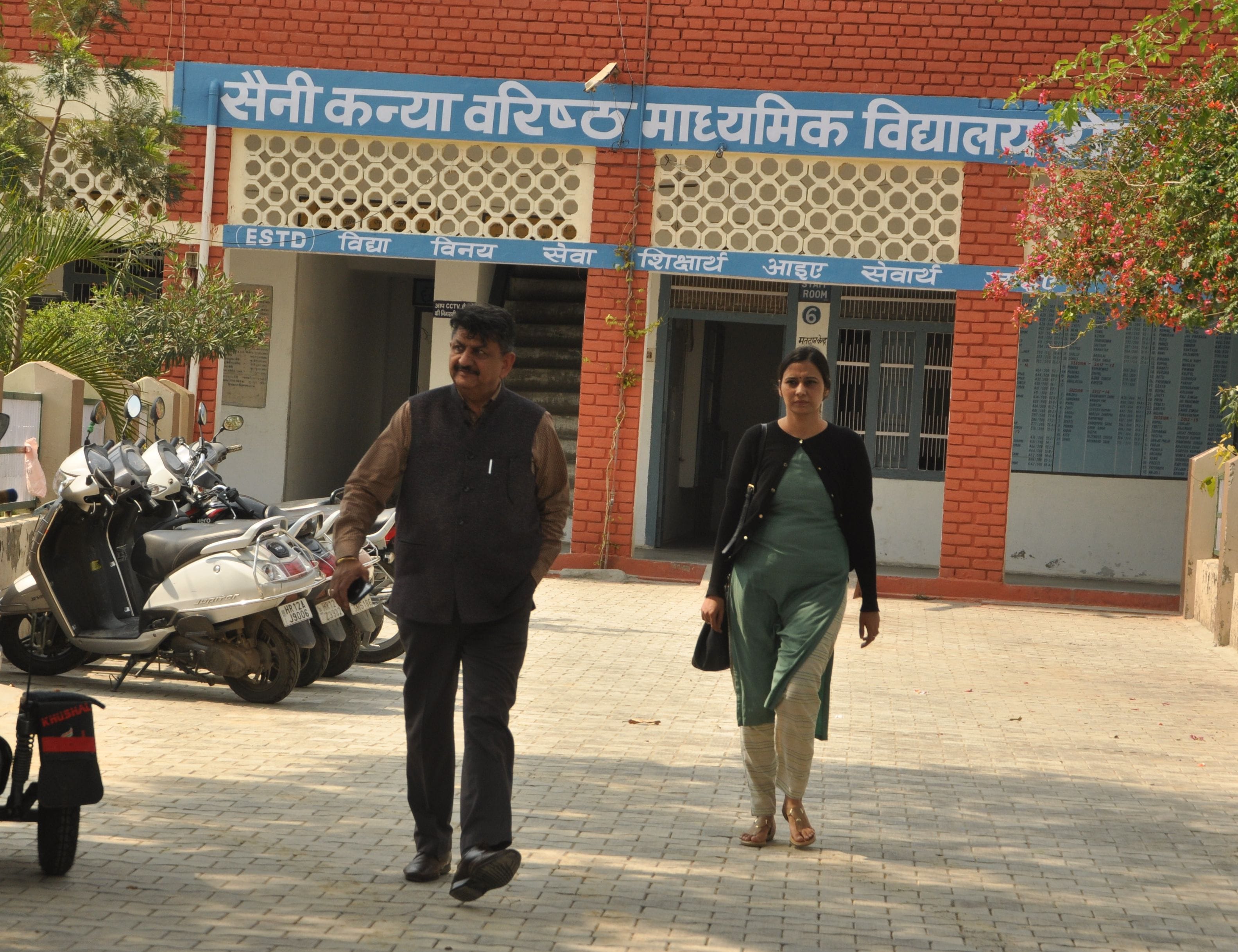 वीरवार को अग्रेजी की 10वीं की परिक्षा के दौरान सँनी रोड स्थित परिक्षा केन्द्र पर निरिक्षण करने के ? वीरवार को अग्रेजी की 10वीं की परिक्षा के दौरान सँनी रोड स्थित परिक्षा केन्द्र पर निरिक्षण करने के ?
