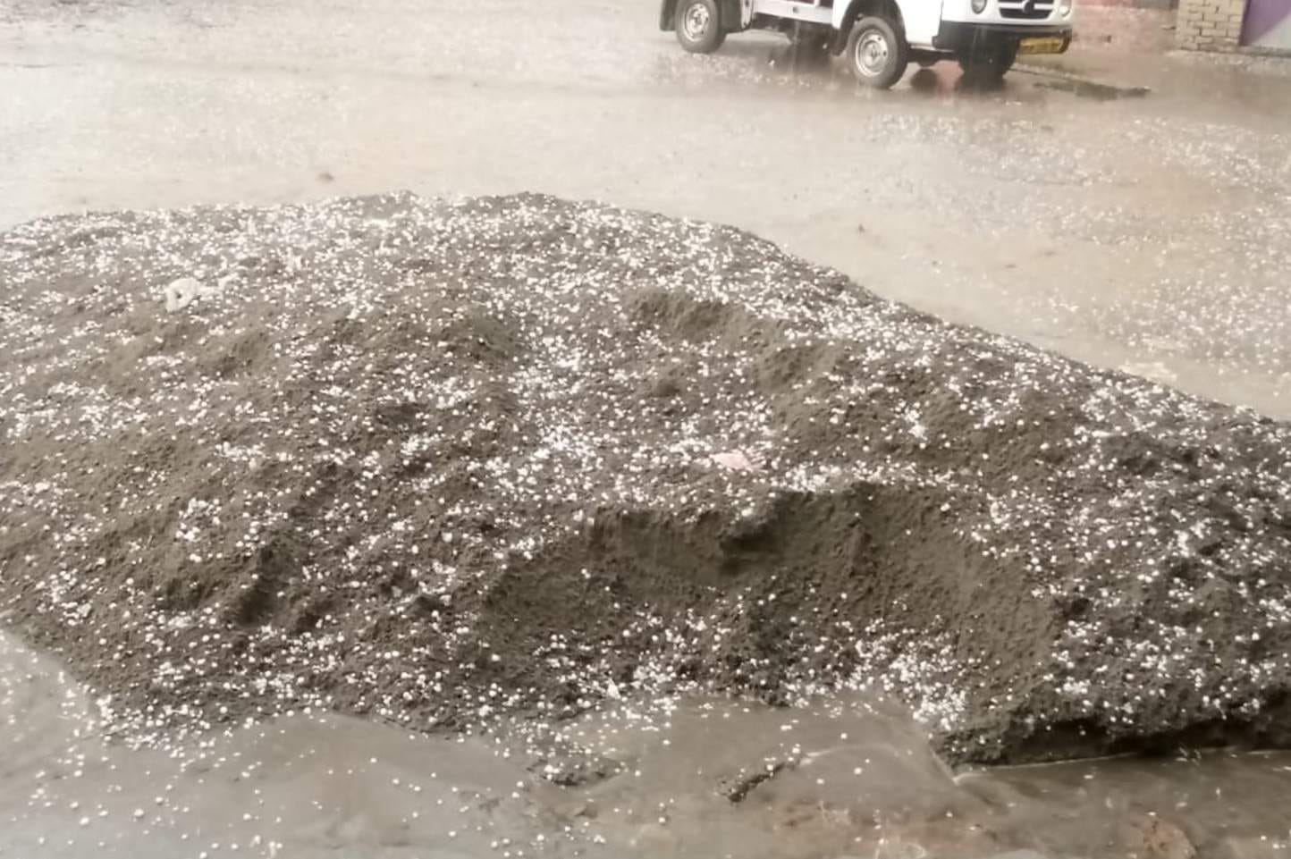 चौसाना में बरसात के साथ पडे ओले चौसाना में बरसात के साथ पडे ओले