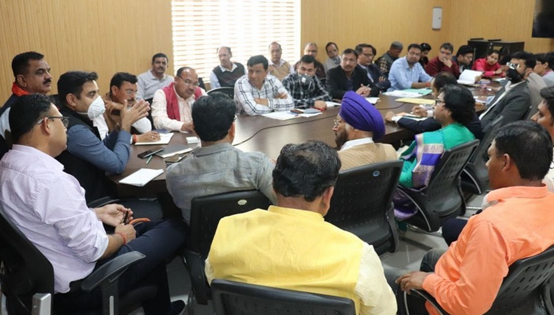 रुद्रपुर कलक्ट्रेट सभागार में जनप्रतिनिधि व अधिकारियों के साथ बैठक करते डीएम।
