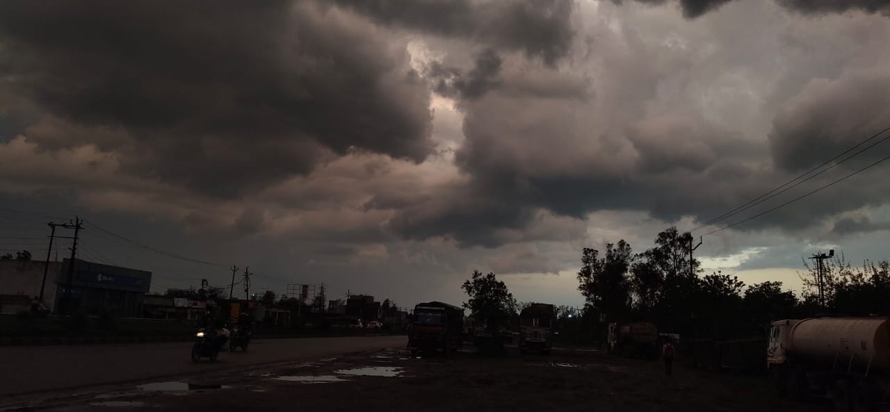गजरौला में शुक्रवार की शाम को आसमान में बादल घुमड़कर आए और काली घटाएं छा गईं। गजरौला में शुक्रवार की शाम को आसमान में बादल घुमड़कर आए और काली घटाएं छा गईं।