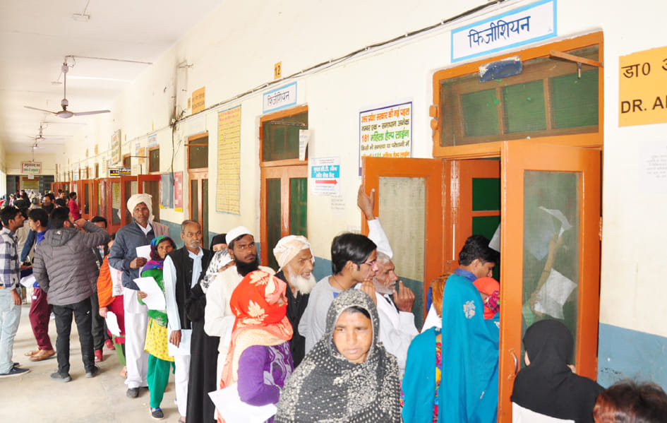 जिला अस्पताल में चिकित्सक के कक्ष के बाहर मरीजो की लगी लाइन जिला अस्पताल में चिकित्सक के कक्ष के बाहर मरीजो की लगी लाइन