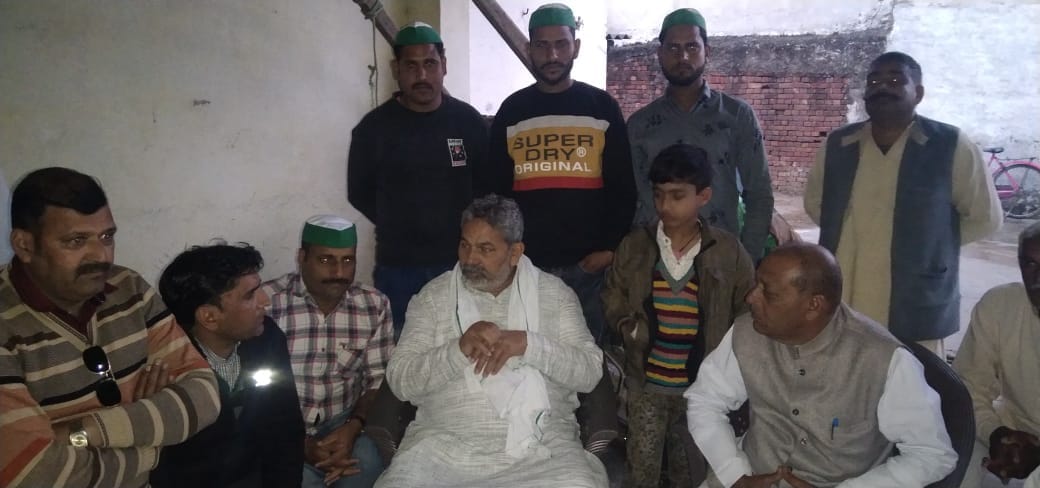 छुटमलपुर के अल्लीवाला गांव में मृतक किसान के परिवार को सांत्वना देते चौधरी राकेश टिकैत। छुटमलपुर के अल्लीवाला गांव में मृतक किसान के परिवार को सांत्वना देते चौधरी राकेश टिकैत।