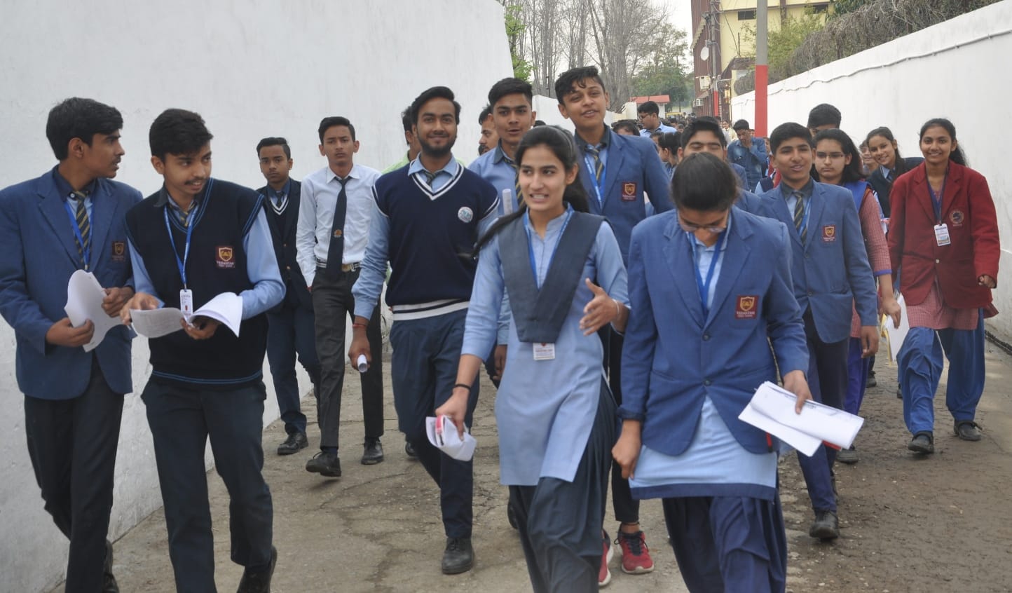 शढमली  सीबीएसई की परिक्षा देकर लोटते छात्र छात्राऐ