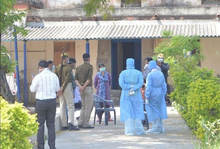 रेलवे कॉलोनी में कोरोना वायरस रैपिड रिस्पांस की टीम