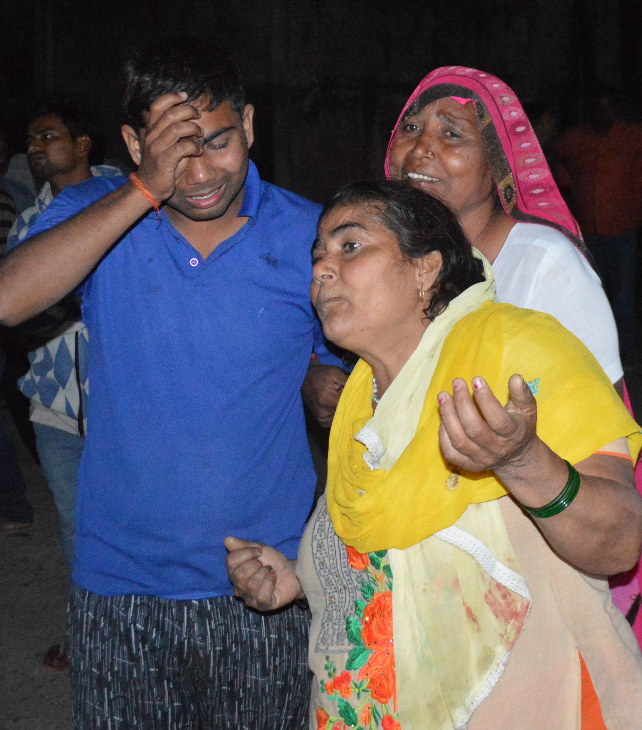 हाथरस: मथुरा रोड पर सड़क दुर्घटना में अधिवक्ता की मौत के बाद विलाप करते परिजन।