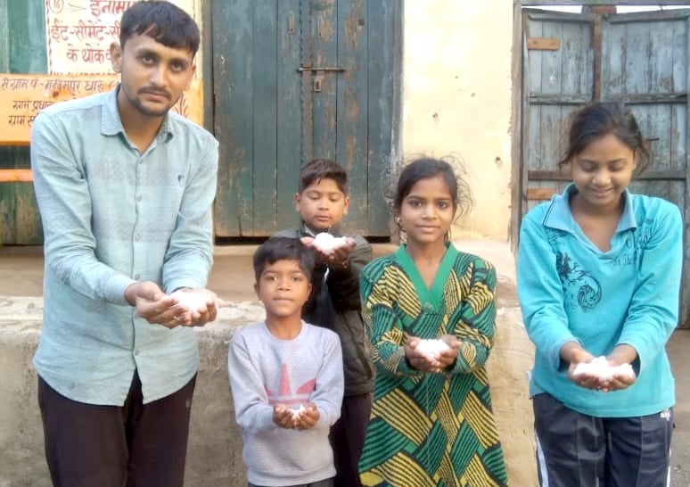 बिजनौर के ग्राम ग्राम बाकरपुर गढ़ी में ओले दिखाते बच्चे। बिजनौर के ग्राम ग्राम बाकरपुर गढ़ी में ओले दिखाते बच्चे।