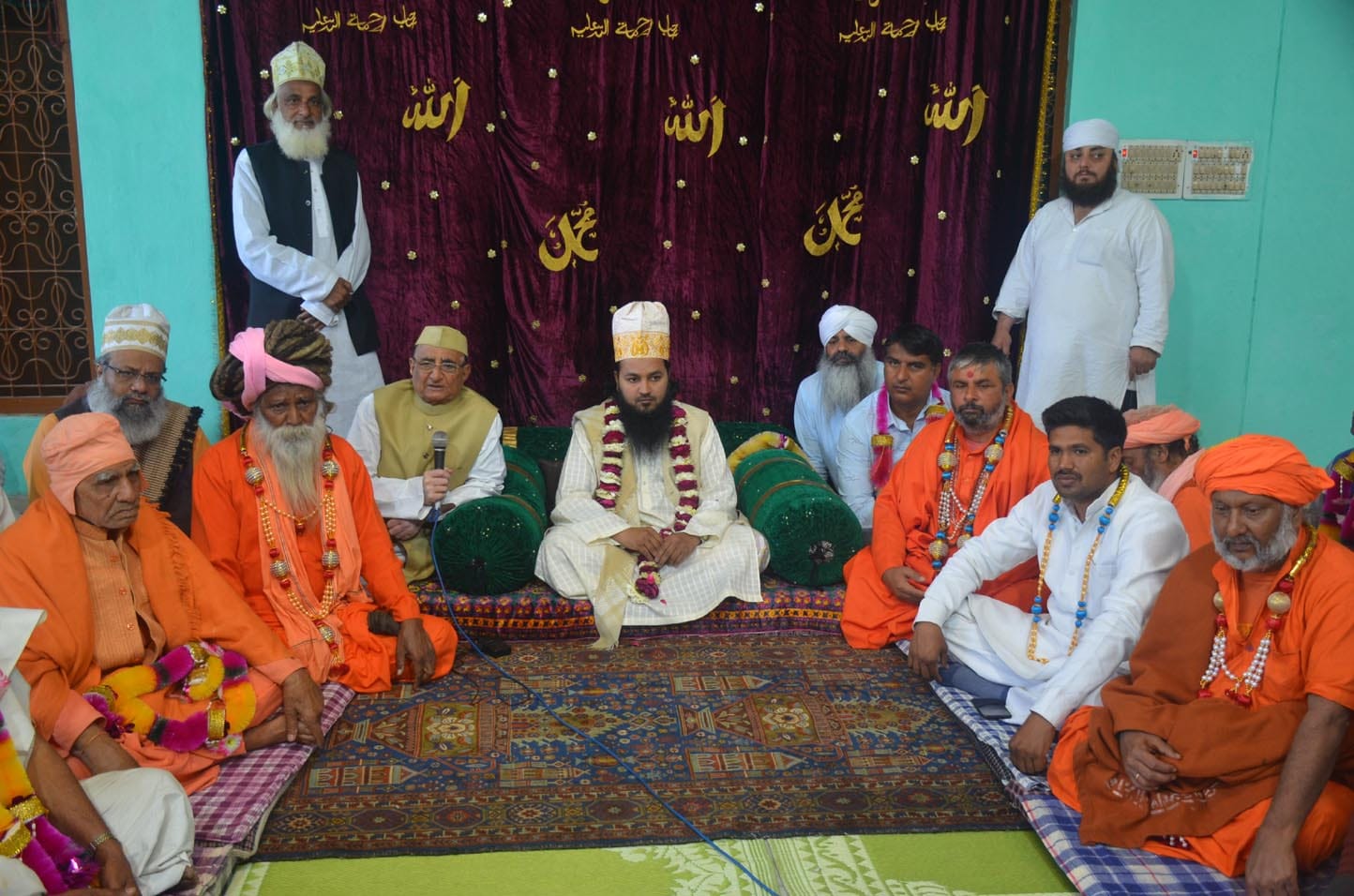 बिहारगढ़ में बाबा पीर खुशहाल मियां चिल्लागाह पर आयोजित कार्यक्रम में बोलते अतिथि। बिहारगढ़ में बाबा पीर खुशहाल मियां चिल्लागाह पर आयोजित कार्यक्रम में बोलते अतिथि।