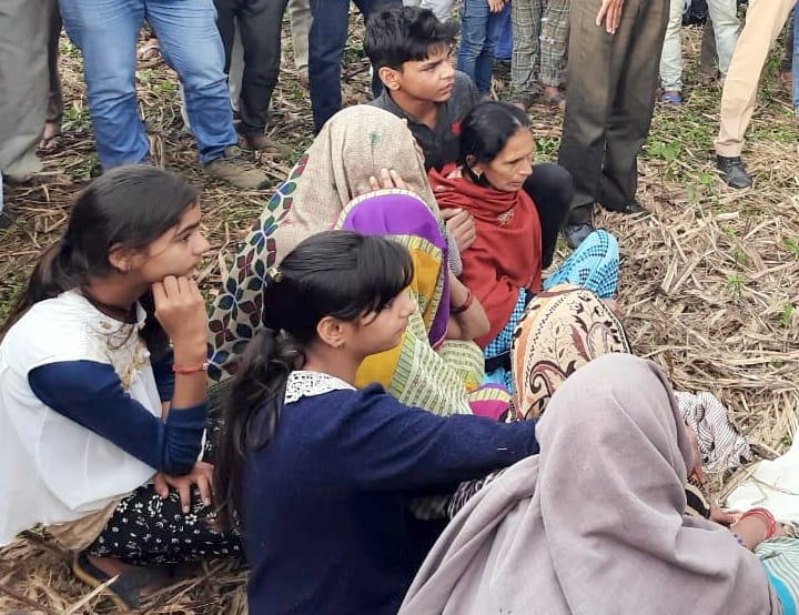 बिजनौर मर्डर: भाजपा नेता के भाई की हत्या के बाद गांव बनखला के जंगल में शव के पास विलाप करते परिजन। बिजनौर मर्डर: भाजपा नेता के भाई की हत्या के बाद गांव बनखला के जंगल में शव के पास विलाप करते परिजन।
