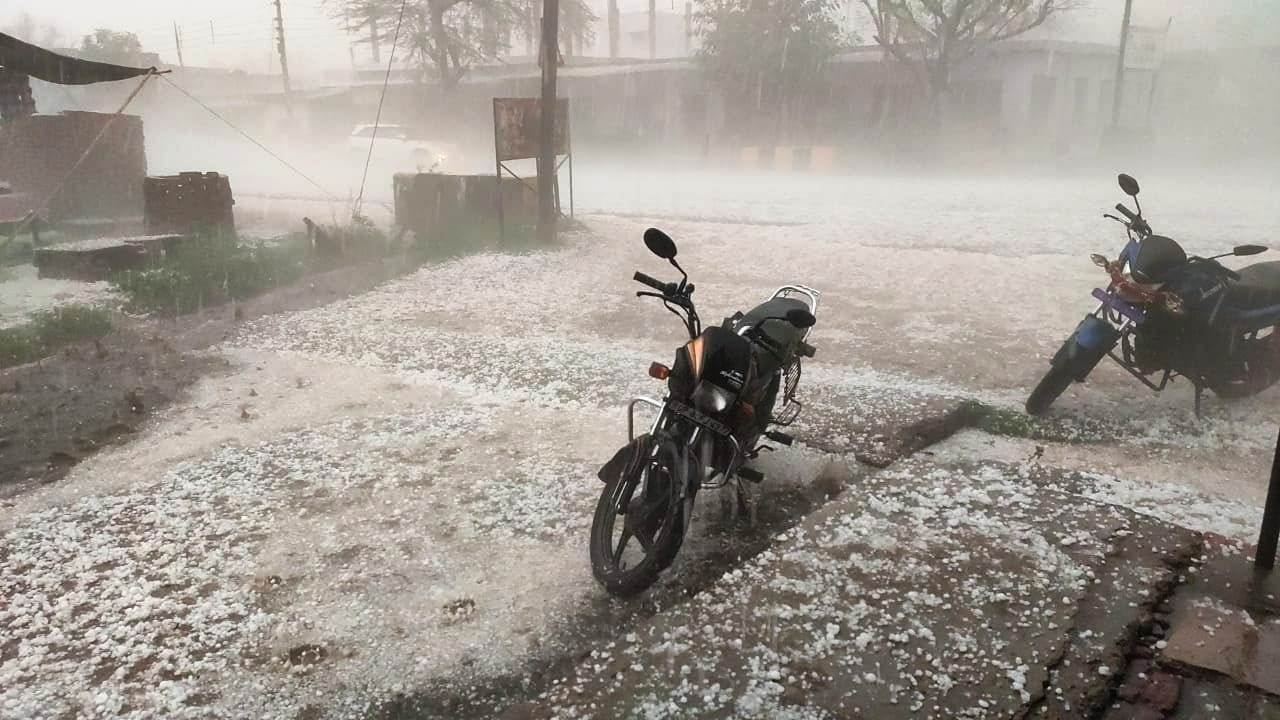 हाथरस: सादाबाद में शनिवार की शाम को हुई भारी ओलावृष्टि से सड़क पर बिछी सफेद चादर। हाथरस: सादाबाद में शनिवार की शाम को हुई भारी ओलावृष्टि से सड़क पर बिछी सफेद चादर।