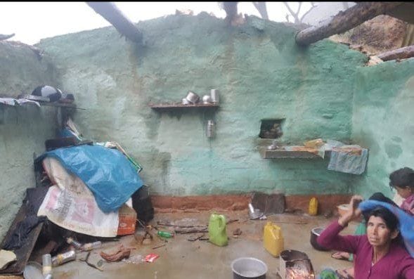 थल में अंधड़ से उड़ी मकान की छत। संवाद थल में अंधड़ से उड़ी मकान की छत। संवाद