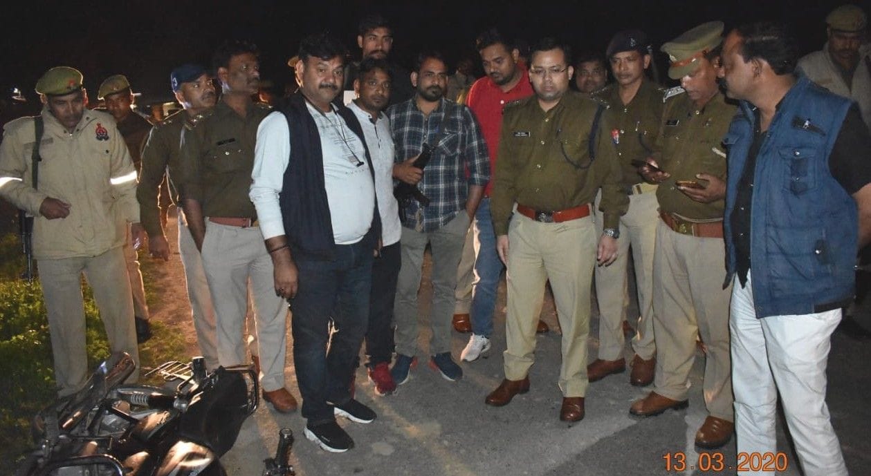 हाथरस: पुलिस मुठभेड़ के बाद मौके पर जानकारी करते एसपी।