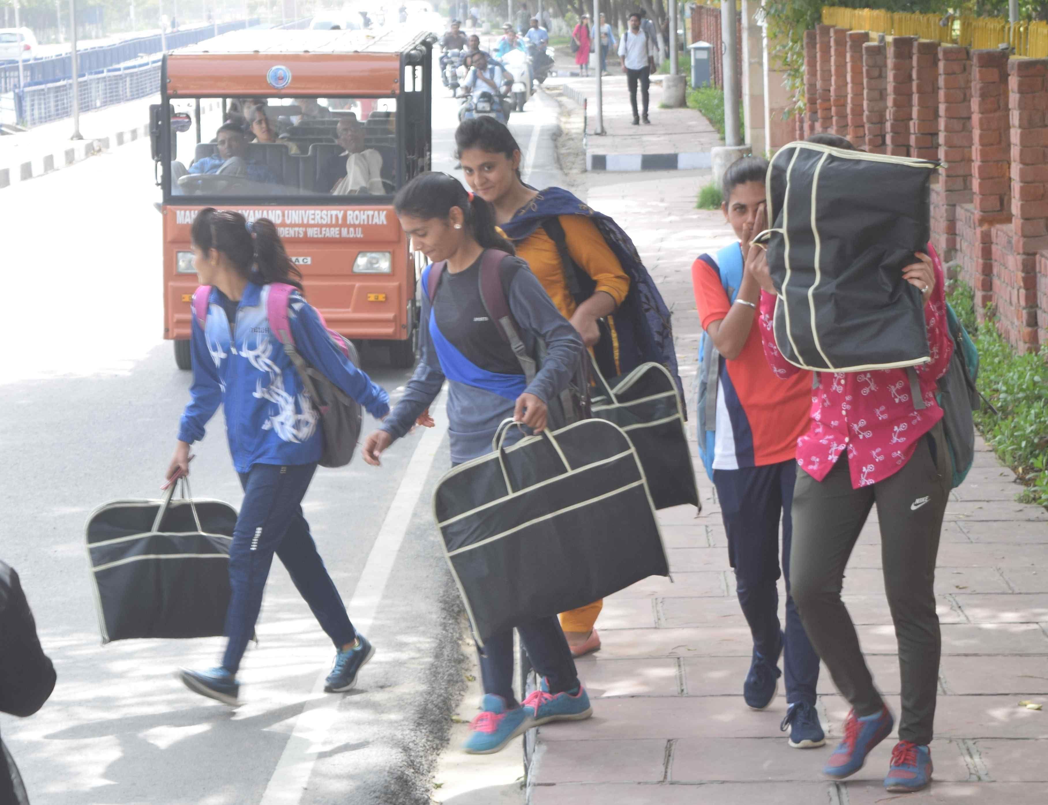 करोना के कारण विश्वविद्यालय बंद होने और खेल स्थिगित होने पर वापास जाते खिलाड़ी। अमर उजाला करोना के कारण विश्वविद्यालय बंद होने और खेल स्थिगित होने पर वापास जाते खिलाड़ी। अमर उजाला