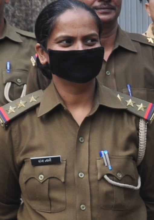 शामली में मास्क लगा कर डयूटी देती महिला पुलिसकर्मी