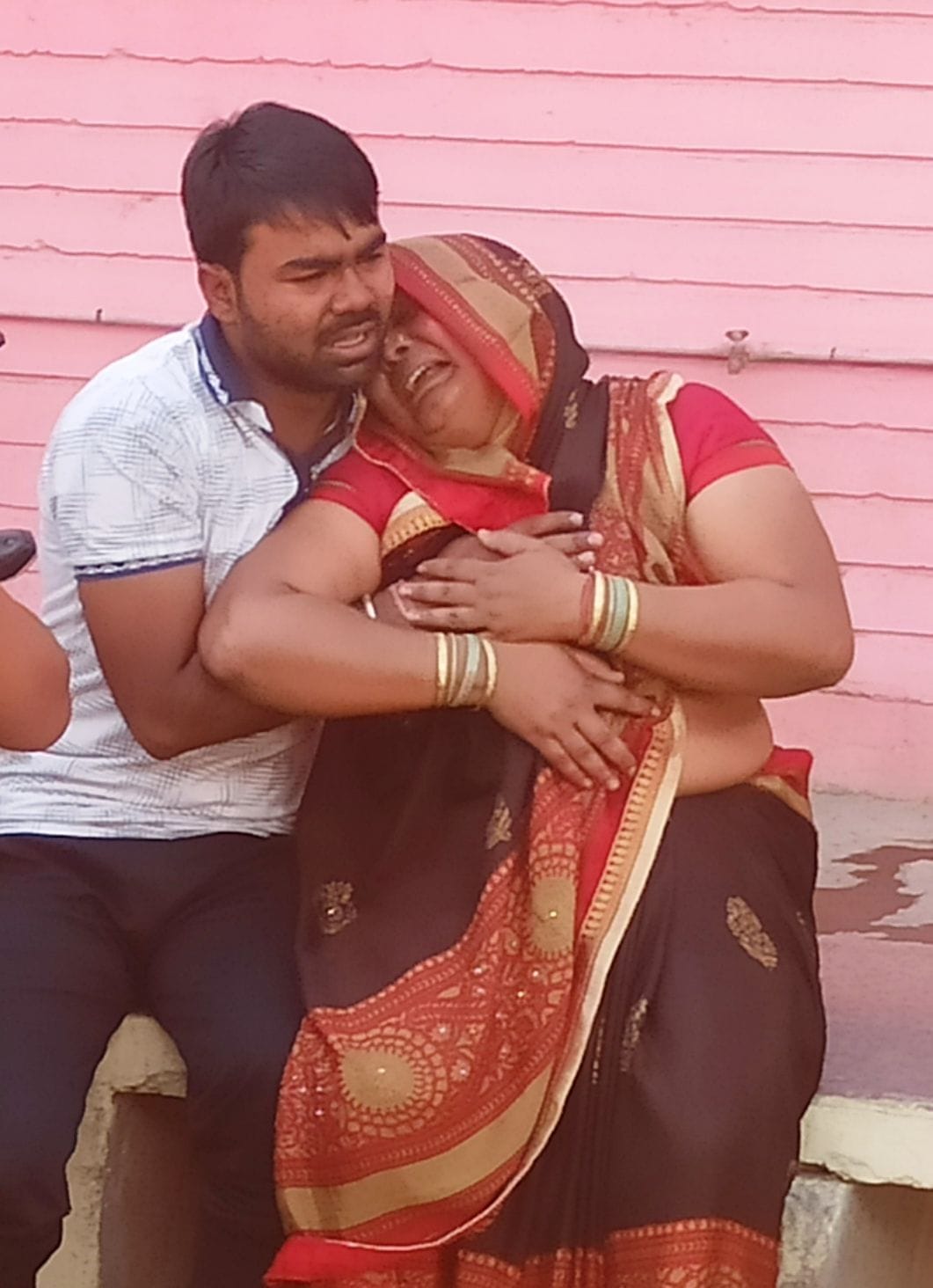 हादसे में छात्रा मीनू की मौत पर विलाप करते परिवार वाले।