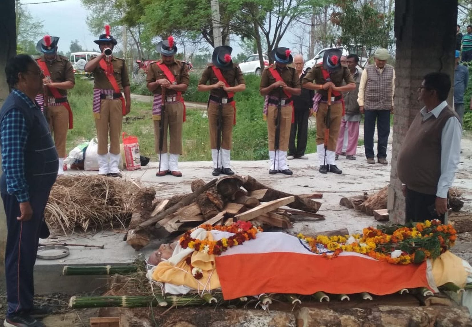 ाशीपुर कुंडेश्वरी में सलामी देते पुलिस गारद।