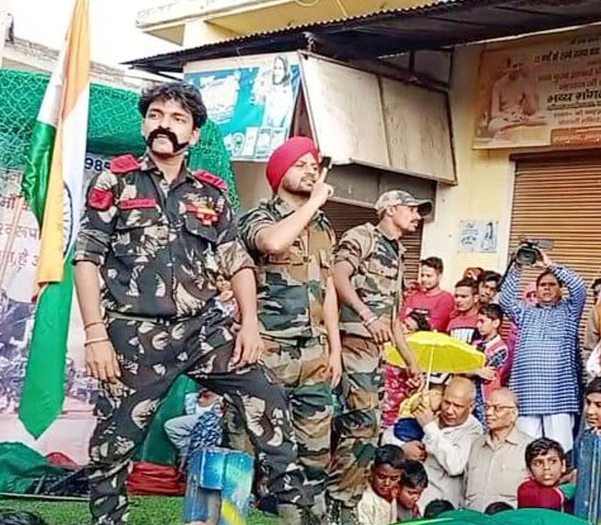 भगवान पार्श्वनाथ जी की शोभायात्रा में शामिल देशभक्ति झांकी। भगवान पार्श्वनाथ जी की शोभायात्रा में शामिल देशभक्ति झांकी।