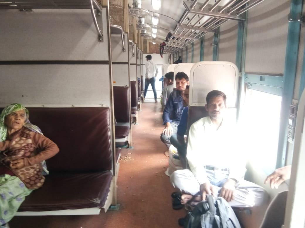 मुंबई छपरा एक्सप्रेस में बोगी में सीटों पर आराम से बैठे यात्री मुंबई छपरा एक्सप्रेस में बोगी में सीटों पर आराम से बैठे यात्री