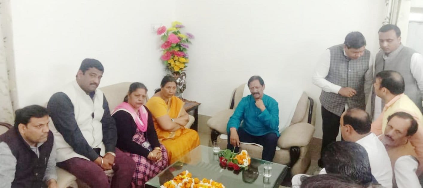 पीडब्ल्यूडी डाक बंगले में भाजपाईयों के साथ बैठक करते प्रभारी मंत्री चेतन चौहान।