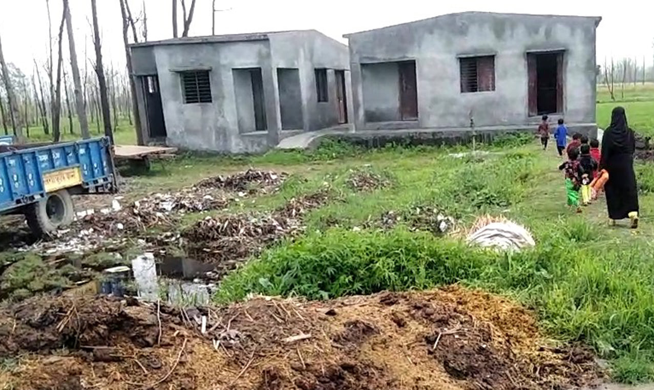 गांव नथमलपुर में कूडे के ढेर तथा पानी के बीच आंगनबाडी केन्द्र। गांव नथमलपुर में कूडे के ढेर तथा पानी के बीच आंगनबाडी केन्द्र।