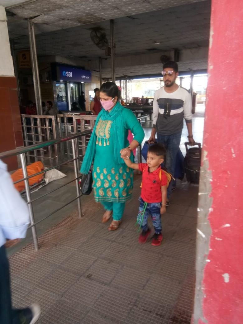 मास्क लगाकर स्टेशन से बाहर निकलती महिला यात्री। मास्क लगाकर स्टेशन से बाहर निकलती महिला यात्री।