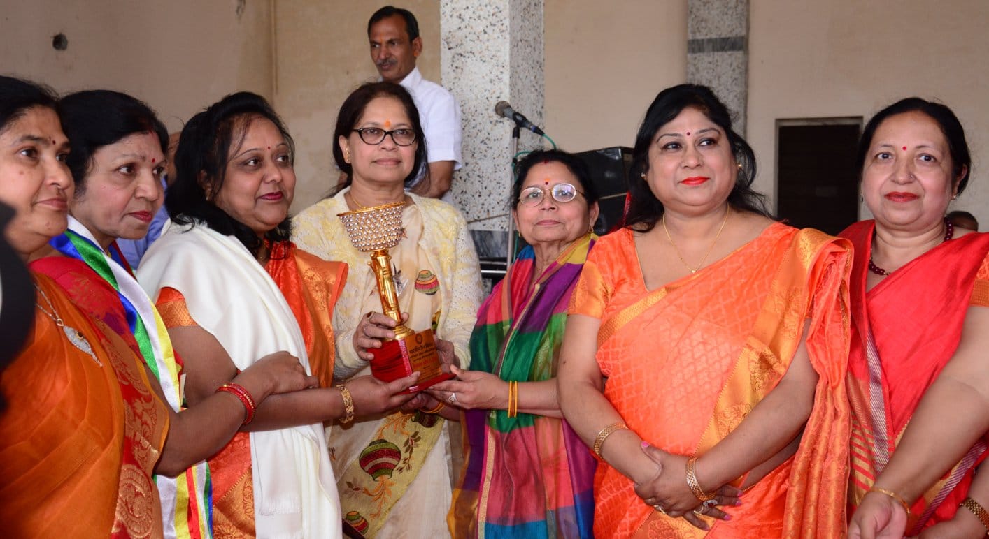 मुजफ्फरनगर के वहलना में हुए भारतीय जैन मिलन के अधिवेशन में डॉ ज्योति जैन को सम्मानित करती महिलाए? मुजफ्फरनगर के वहलना में हुए भारतीय जैन मिलन के अधिवेशन में डॉ ज्योति जैन को सम्मानित करती महिलाए?