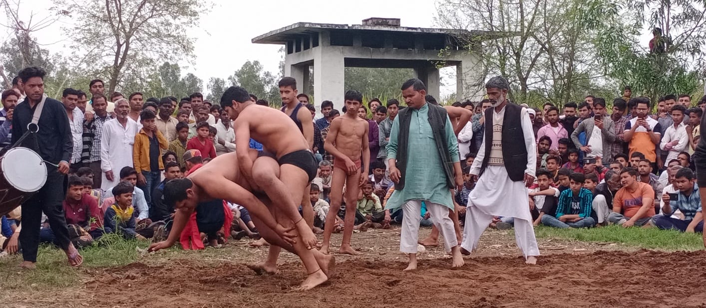 भोपा के गादला गांव में कुश्ती लड़ते पहलवान। भोपा के गादला गांव में कुश्ती लड़ते पहलवान।