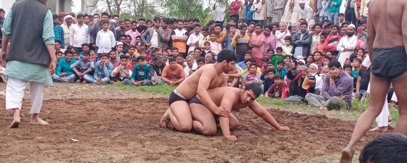 भोपा के गादला गांव में कुश्ती लड़ते पहलवान। भोपा के गादला गांव में कुश्ती लड़ते पहलवान।