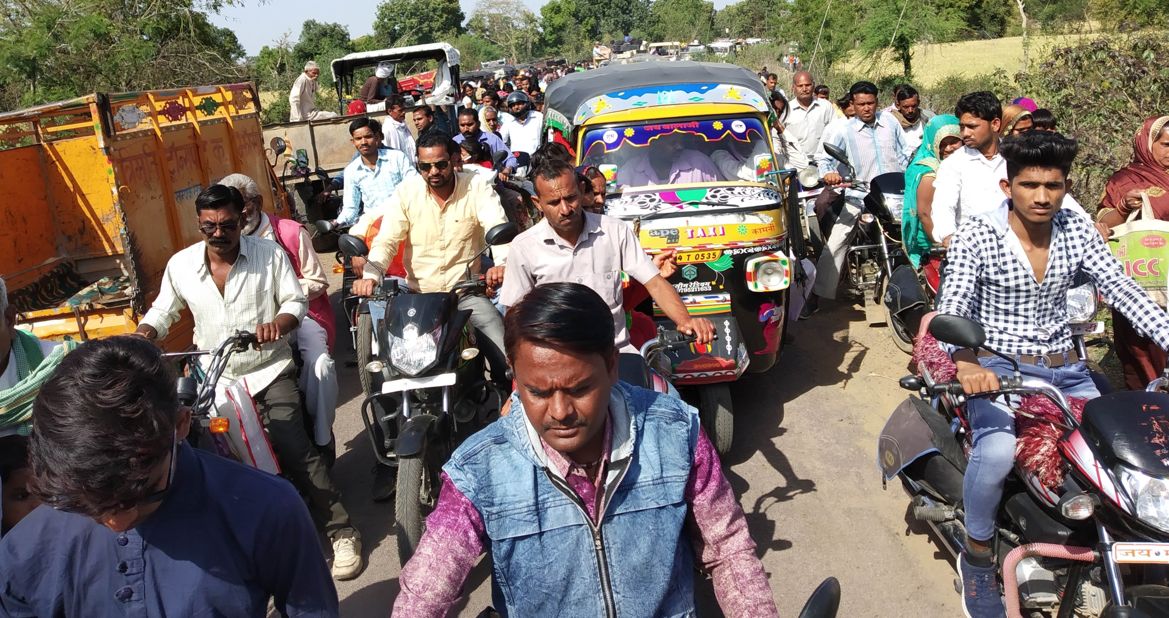 राख पंचमपुर मेला को जाने वाले रास्ते पर लगा जाम राख पंचमपुर मेला को जाने वाले रास्ते पर लगा जाम