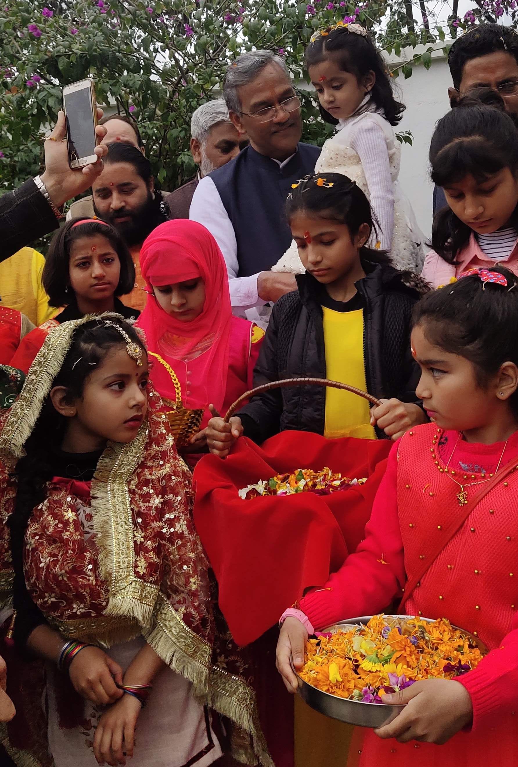 फूलदेई के अवसर पर मुख्यमंत्री त्रिवेंद्र सिंह रावत ने अपने आवास पर बच्चों के साथ मनाया फूलदेई पर?