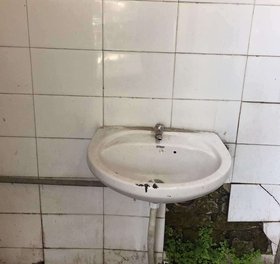 पीडब्ल्यूडी में वॉश बेसिन में पानी व साबुन तक नहीं।