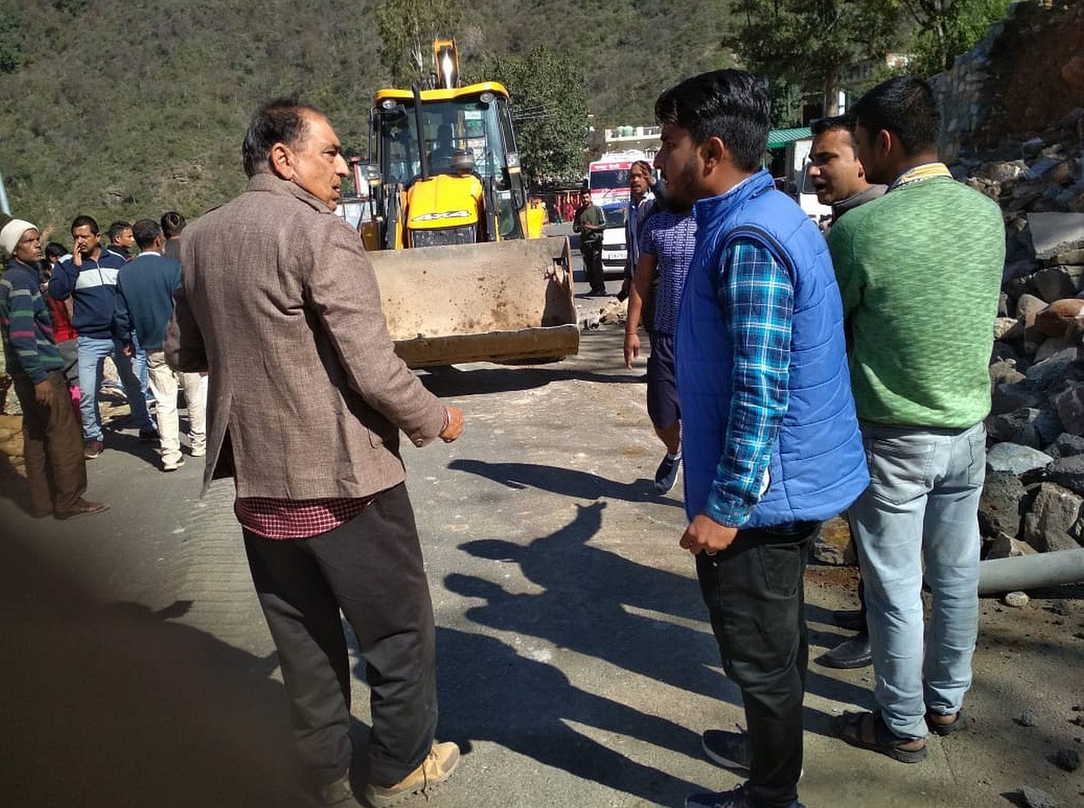 कलियासौड़ मे बद्रीनाथ राष्ट्रीय राजमार्ग पर रिटेनिंग वाल  ध्वस्त होने पर ठेकेदार के प्रतिनिधि क