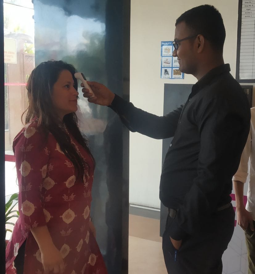 रुद्रपुर के मेट्रोपोलिस मॉल के एंट्री गेट में इंफ्रारेड थर्मामीटर से जांच करते कर्मचारी। रुद्रपुर के मेट्रोपोलिस मॉल के एंट्री गेट में इंफ्रारेड थर्मामीटर से जांच करते कर्मचारी।
