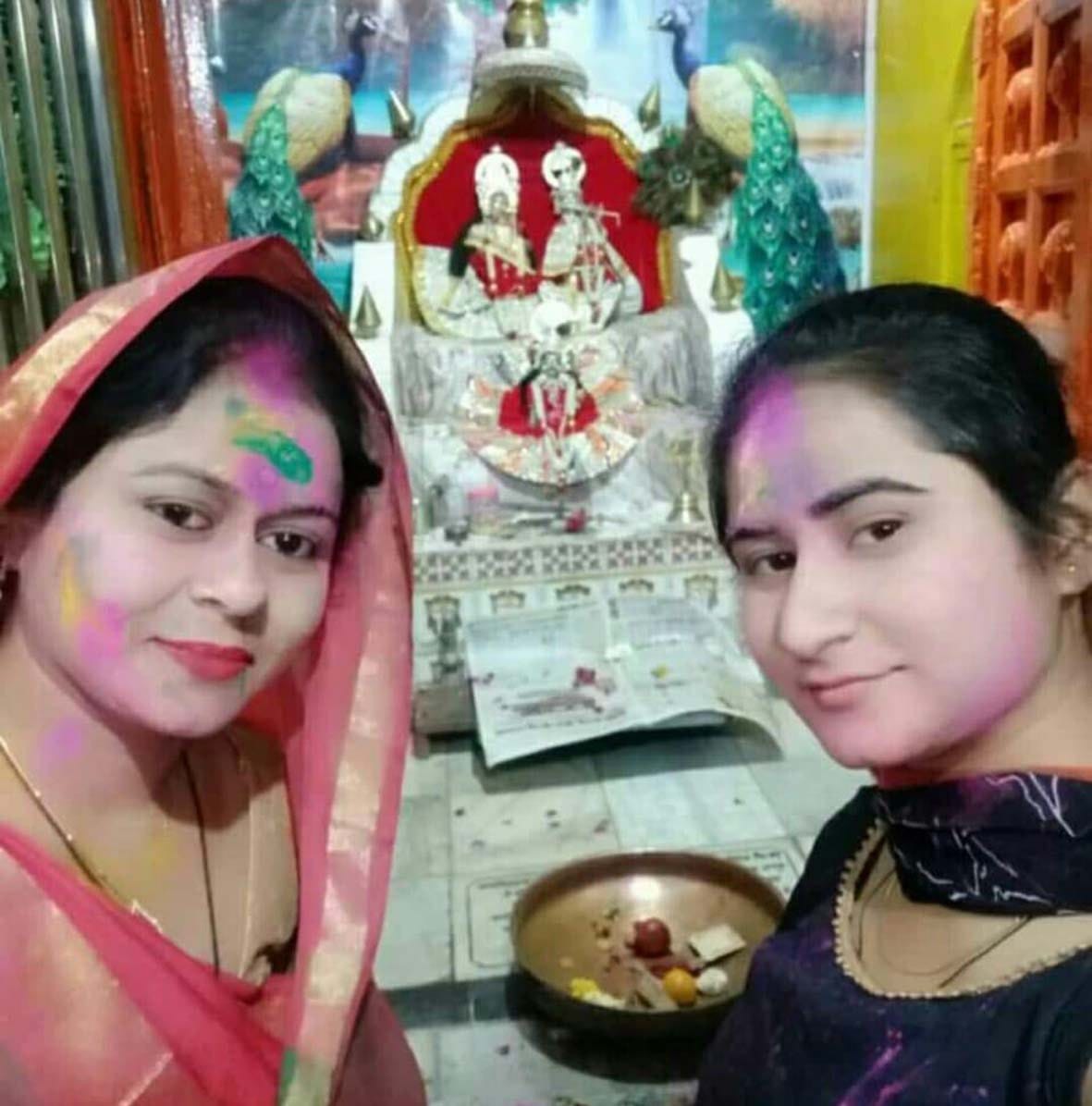 भगवान मुरली मनोहर के साथ सेल्फी लेती महिलाएं भगवान मुरली मनोहर के साथ सेल्फी लेती महिलाएं