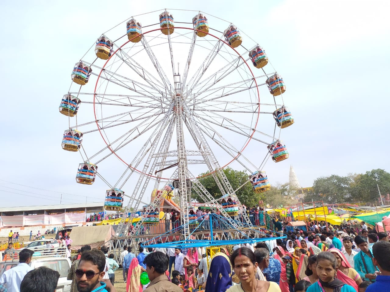 राखपंचमपुर मेला में लगे झूला राखपंचमपुर मेला में लगे झूला