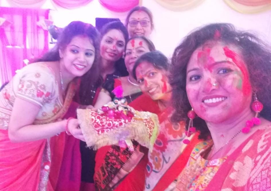 कालपी में सखी मंडल द्वारा रंग पंचमी मनाती महिलाएं कालपी में सखी मंडल द्वारा रंग पंचमी मनाती महिलाएं