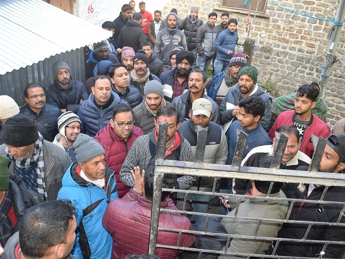 नैनीताल के मल्लीताल क्षेत्र में एक मकान में कब्जादार को बहार निकालने के लिए लगी भीड़। नैनीताल के मल्लीताल क्षेत्र में एक मकान में कब्जादार को बहार निकालने के लिए लगी भीड़।