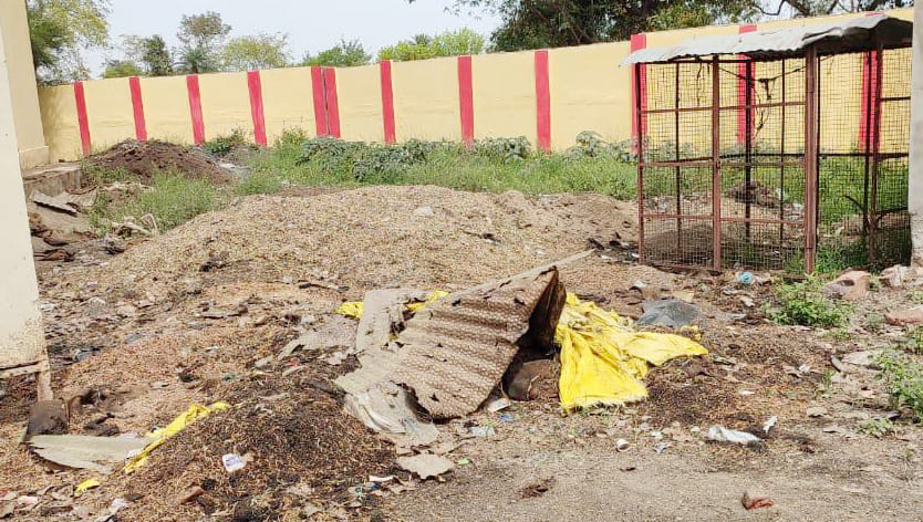गल्ला मंडी  में लगा कचरे का ढेर