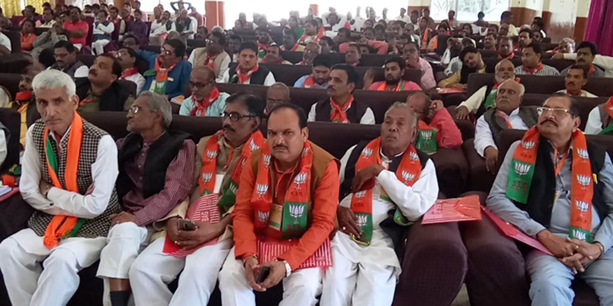 भाजपा कार्यसमिति की बैठक में मौजूद पदाधिकारी व कार्यकर्ता