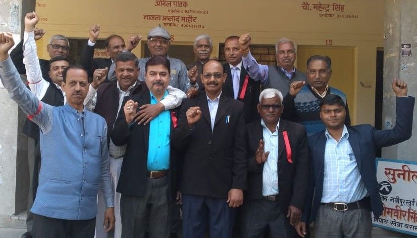 कलेक्ट्रेट में प्रदर्शन करते अधिवक्ता। कलेक्ट्रेट में प्रदर्शन करते अधिवक्ता।