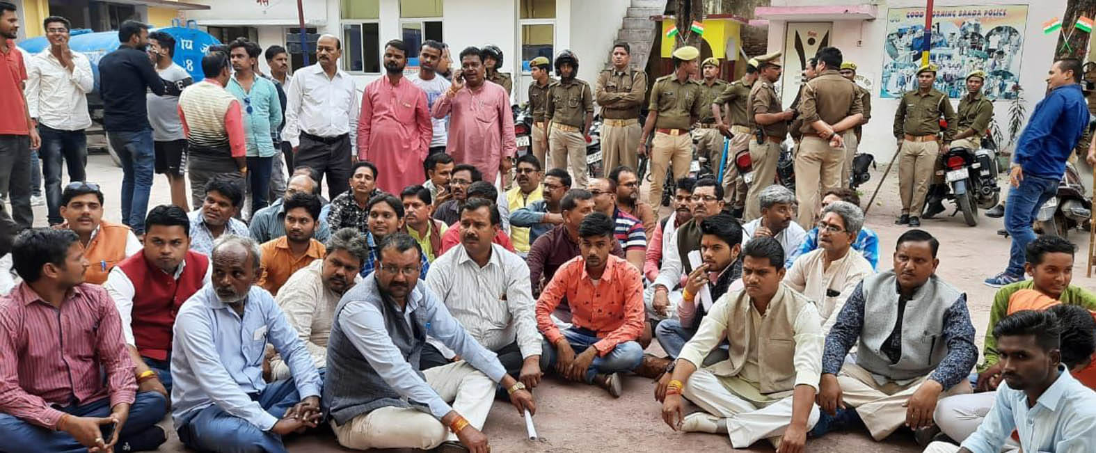 कोतवाली परिसर में धरना देते भाजपाई।