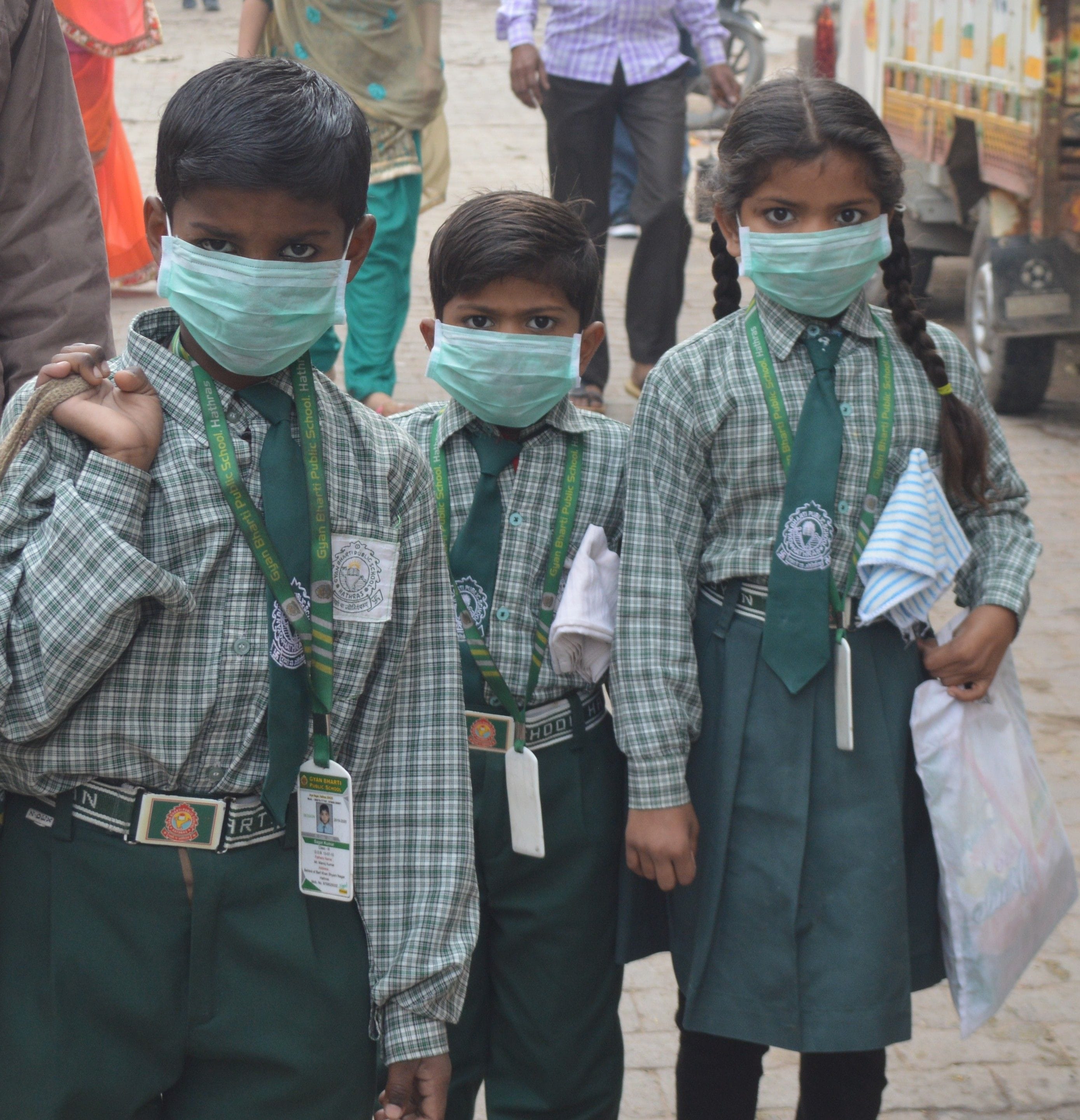 मास्क लगा कर जाते स्कूली बच्चे। मास्क लगा कर जाते स्कूली बच्चे।