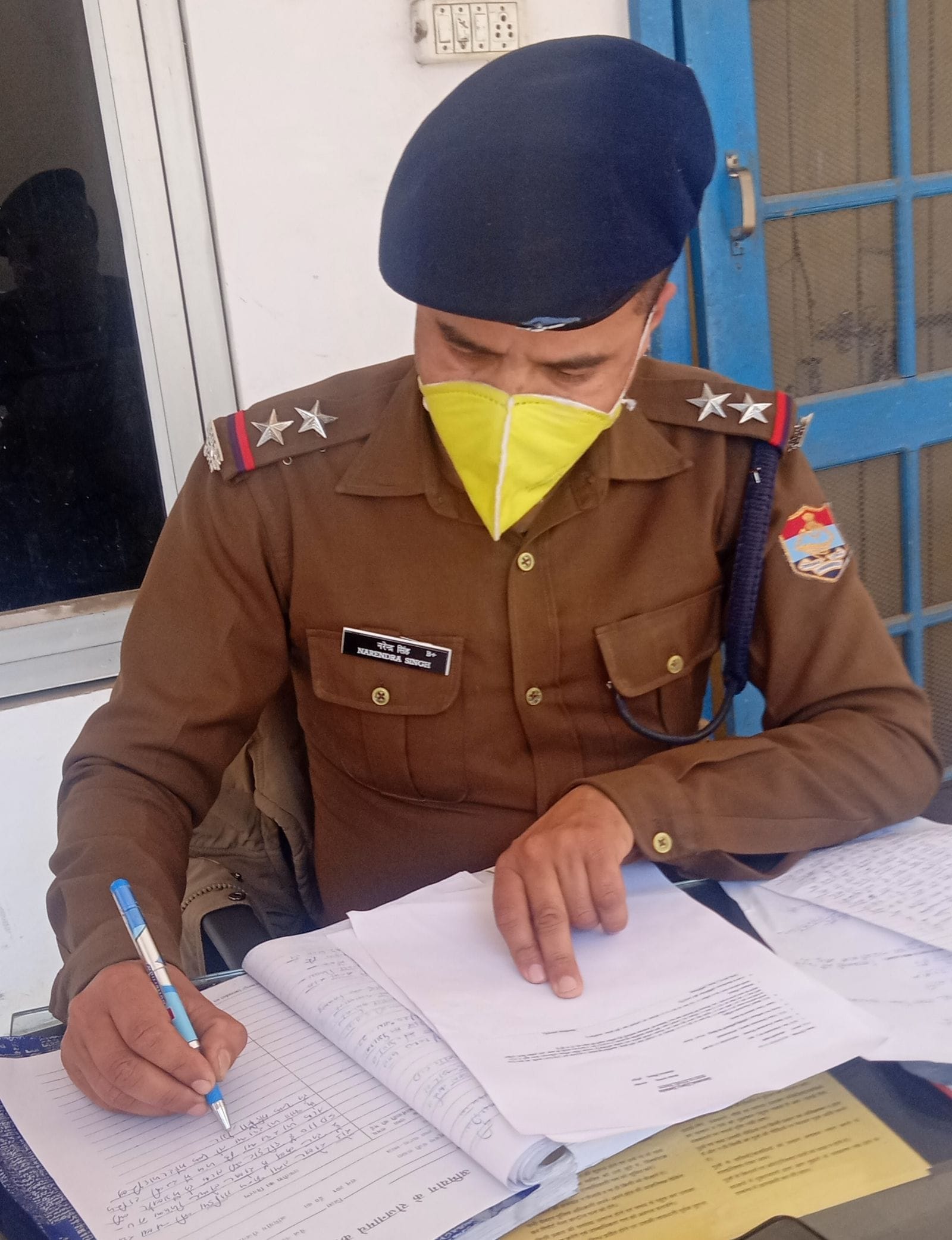 रुड़की सिविल लाइंस कोतवाली में मास्क लगाकर काम करते पुलिस कर्मी। रुड़की सिविल लाइंस कोतवाली में मास्क लगाकर काम करते पुलिस कर्मी।