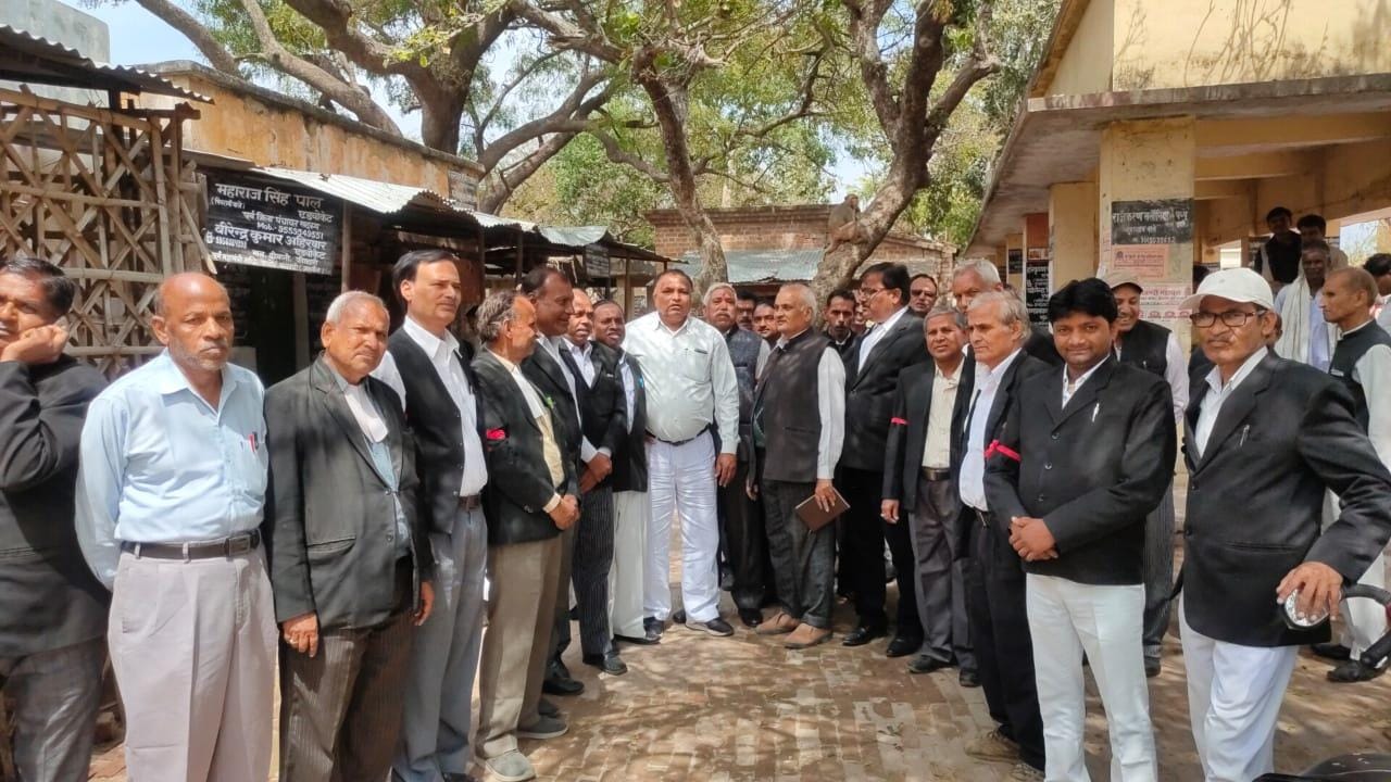 कालपी में लाल पट्टी बांधकर विरोध जताते वकील कालपी में लाल पट्टी बांधकर विरोध जताते वकील