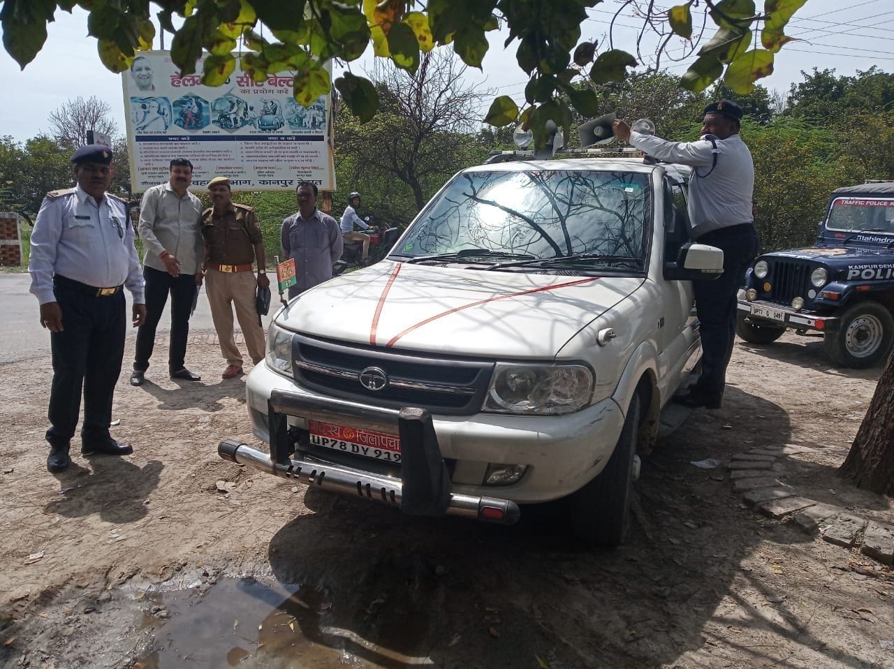 सपा जिला पंचायत सदस्य की गाड़ी से हूटर उतारती ट्रैफिक पुलिस। सपा जिला पंचायत सदस्य की गाड़ी से हूटर उतारती ट्रैफिक पुलिस।