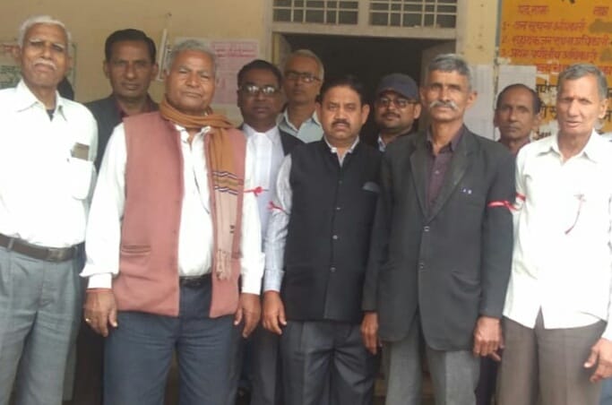 माधोगढ़ में विरोध जताते वकील माधोगढ़ में विरोध जताते वकील