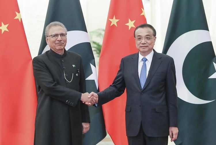 Chinese Premier Li Keqiang with Pakistani President Arif Alvi (file photo)