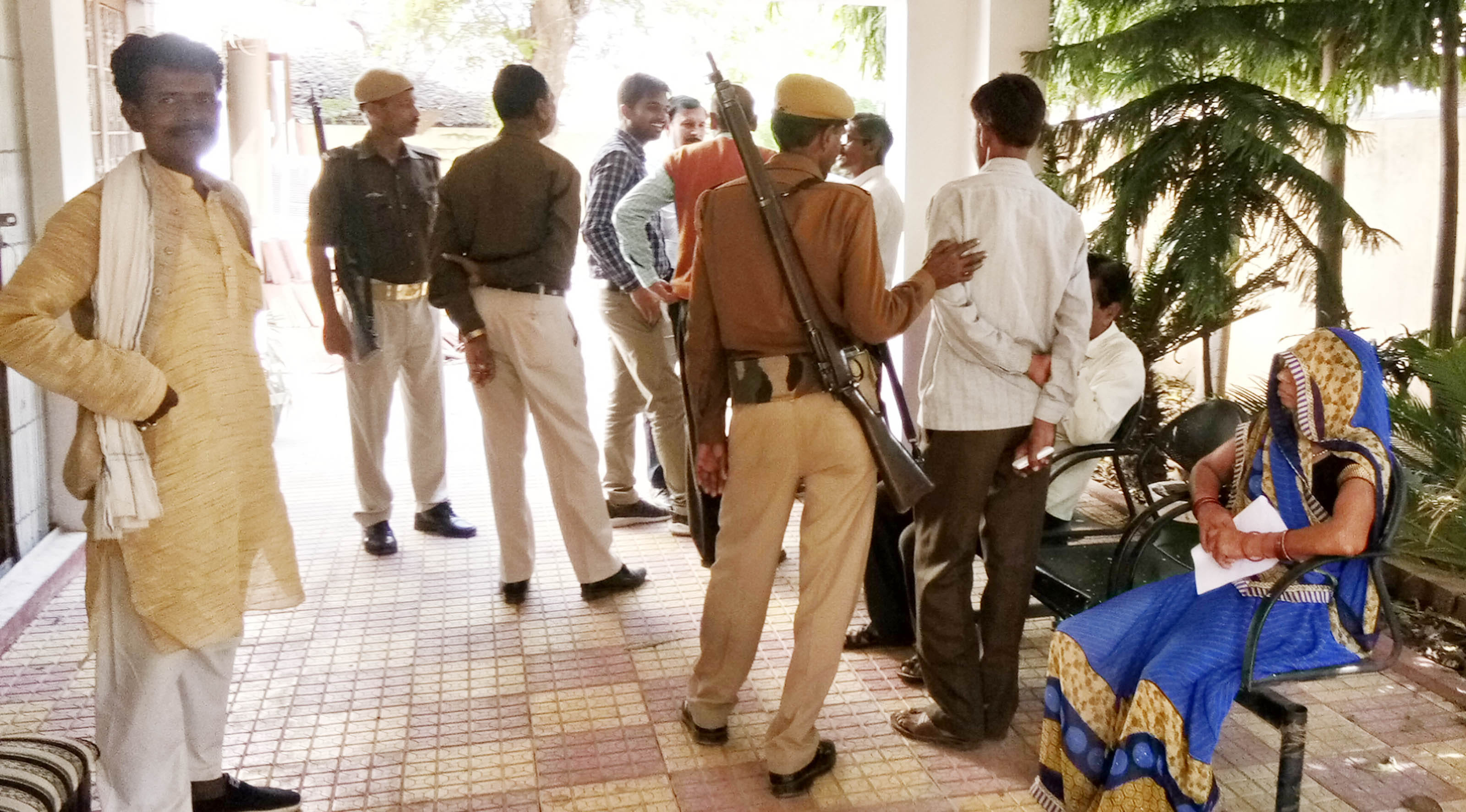 बयान दर्ज कराने आए आए प्रधान निरीक्षण भवन के बाहर बैठे हुए। बयान दर्ज कराने आए आए प्रधान निरीक्षण भवन के बाहर बैठे हुए।