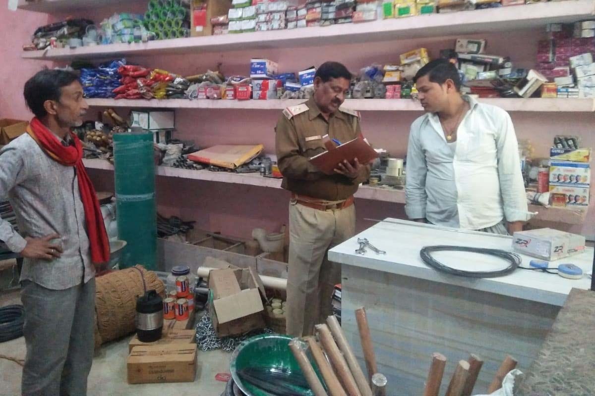 कोहडौर थाने के मकूनपुर बाजार में चोरी के बाद व्यापारी से पूछताछ करती पुलिस।