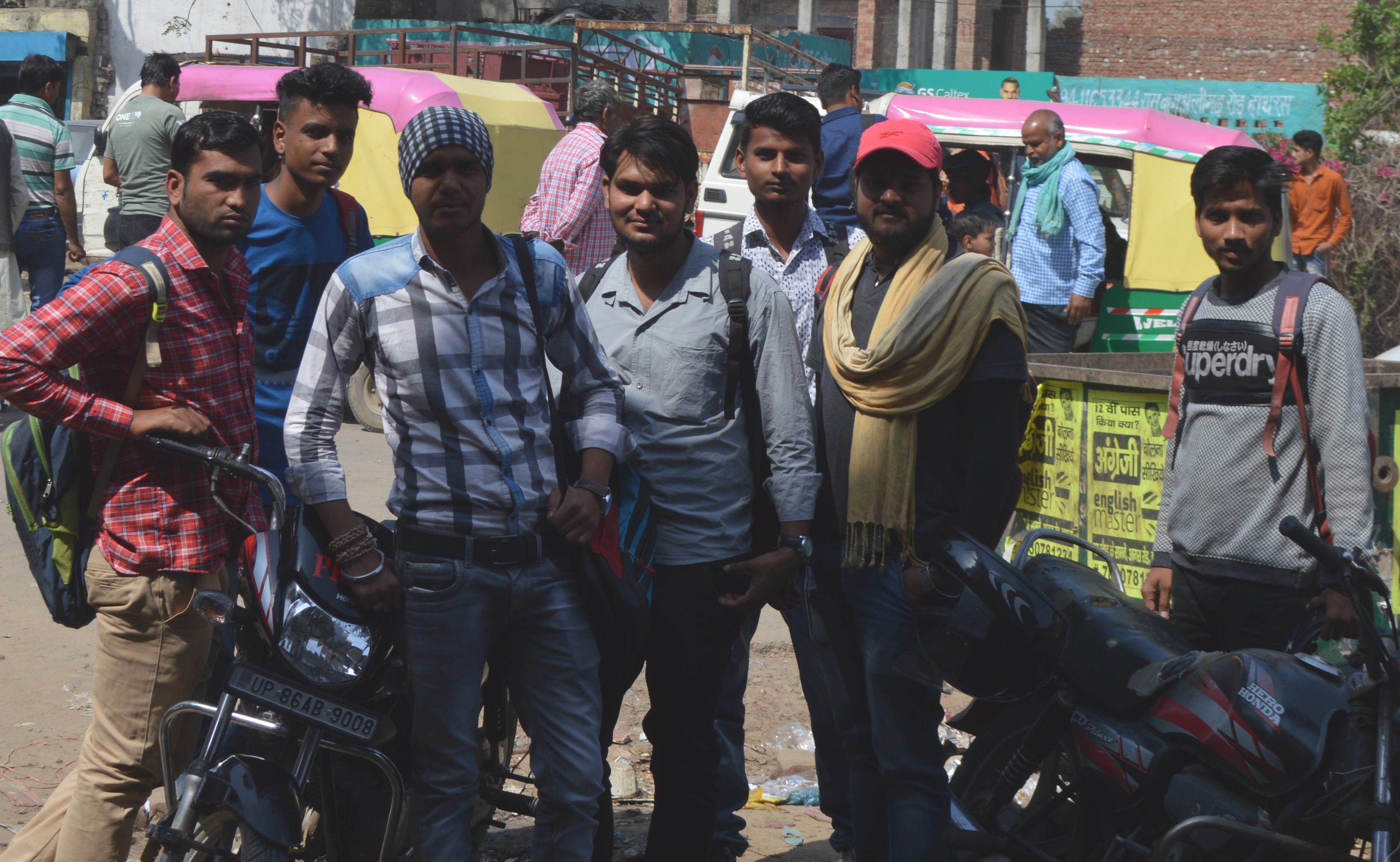 कोचिंग सेंटर बंद होने से एक कोचिंग सेंटर के बाहर खड़े युवा। कोचिंग सेंटर बंद होने से एक कोचिंग सेंटर के बाहर खड़े युवा।