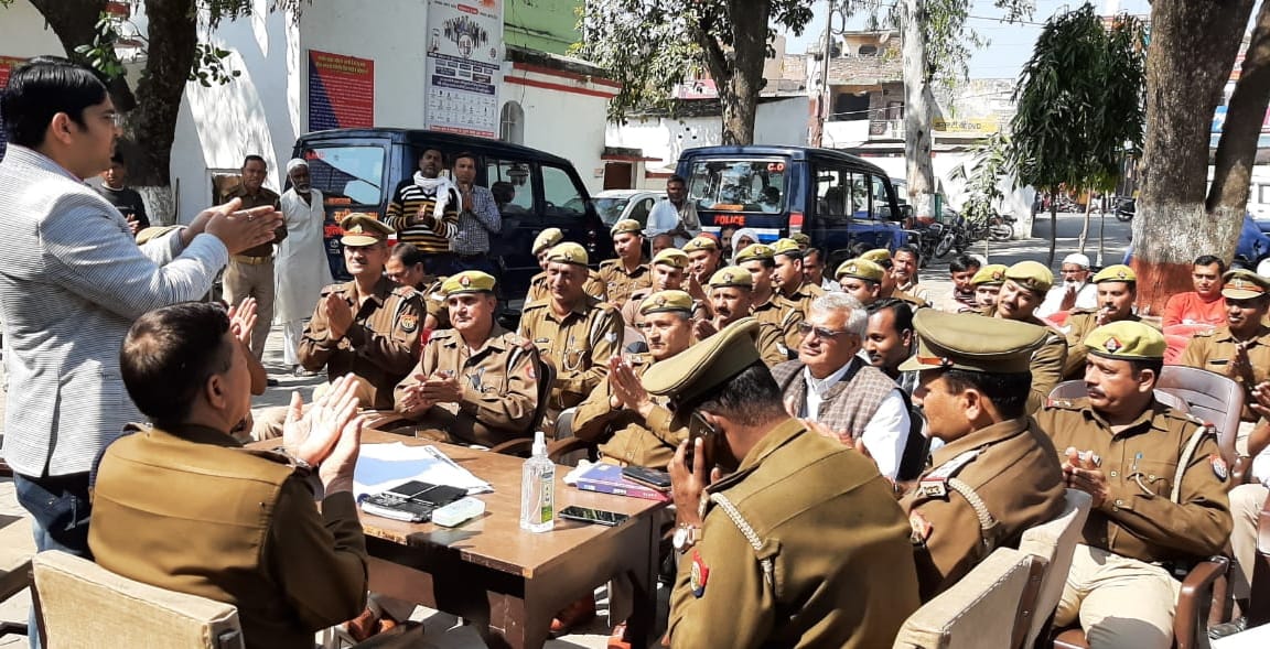 बेहट कोतवाली में पुलिस कर्मियों को कोरोना वायरस से बचाव के टिप्स देते डॉ. नितिन कंदवाल। बेहट कोतवाली में पुलिस कर्मियों को कोरोना वायरस से बचाव के टिप्स देते डॉ. नितिन कंदवाल।